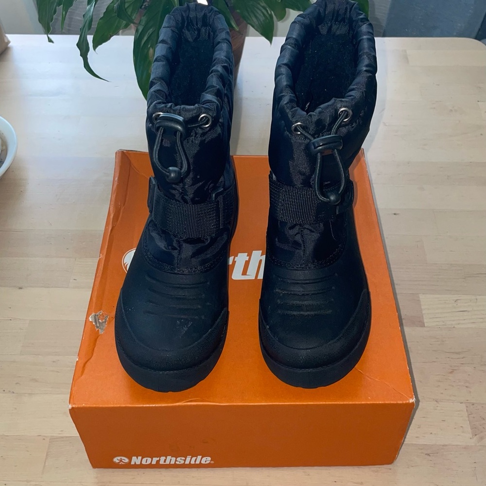 Snow boots